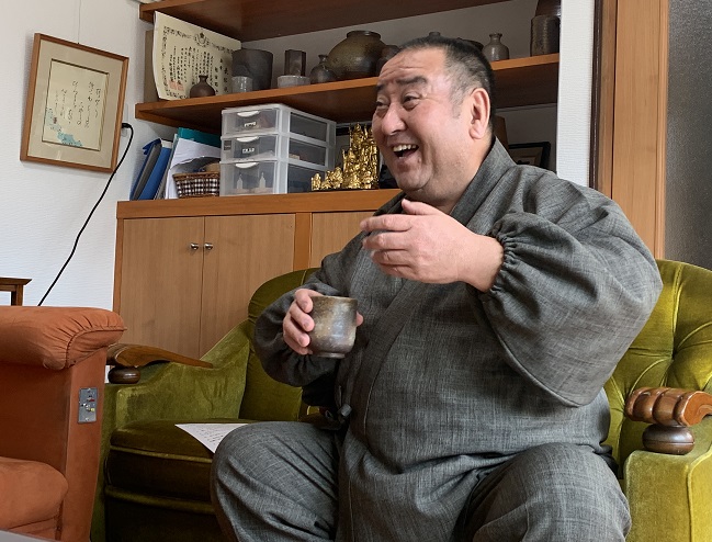 健康椅子に座ってたら、筋肉がギューッとのびて、次の日、 全然楽なんですよ。